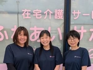 笑顔のスタッフが並ぶ外観  