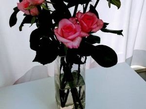 花瓶のバラがあるテーブル  