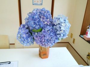 紫の花の卓上装飾  