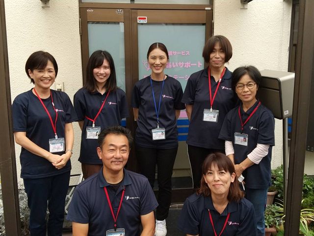 スタッフイメージ スタッフイメージ 笑顔のスタッフが集合しています。暖かく親しみやすい雰囲気です。