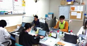明るい事務作業室