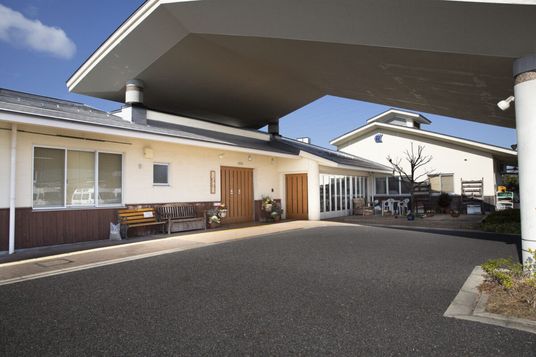 落ち着いた外観の建物