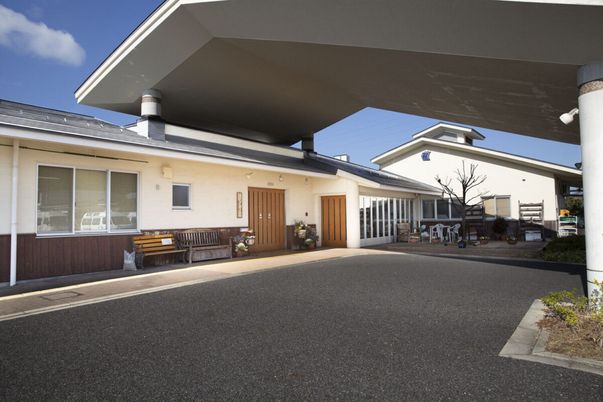 落ち着いた外観の建物