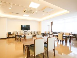 広々明るい食堂の様子