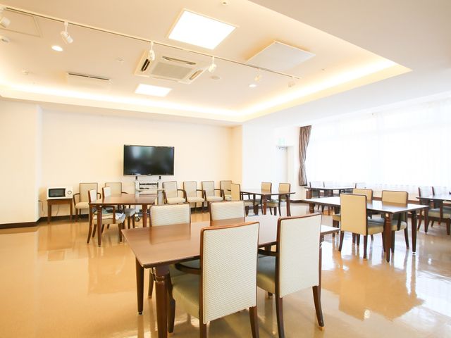 広々明るい食堂の様子 共有スペース 共有スペースは開放感があり、日差しを感じることができる場所です。温かみのある内装が印象的です。