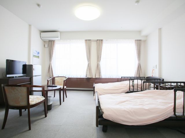 快適な居室の様子 ツインルーム ゆとりある空間を備え、落ち着いた色合いが心地よい居室です。