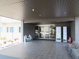 エントランスの明るい風景