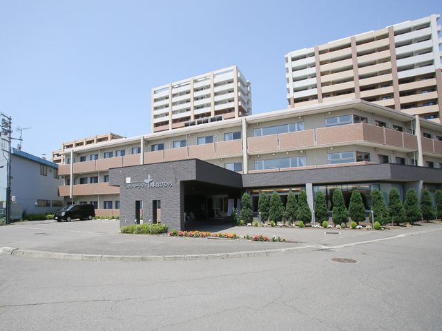 明るい日差しの施設外観 外観 広々とした敷地に立つ、清潔感ある建物です。働く環境としても魅力的な空間が広がっています。