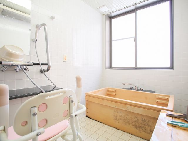 清潔な浴室と介助用椅子 浴室 ゆったりとした浴槽に、安心の介助用椅子が完備されています。明るく開放的な空間です。