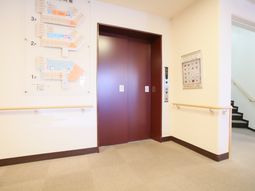 案内図とエレベーターのコーナー