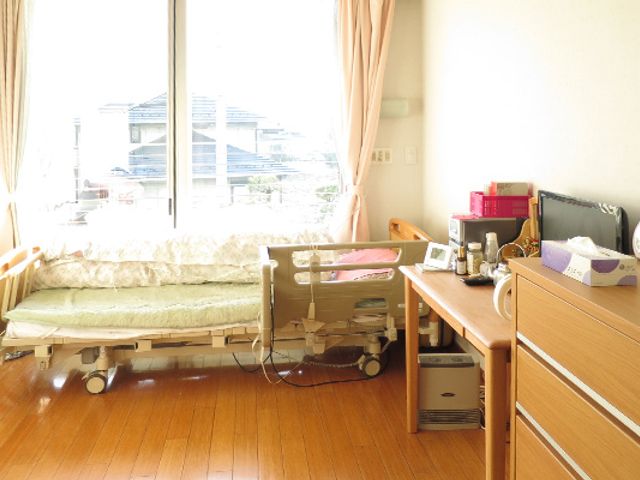 ゆったりした個室の様子 居室 窓から自然光が差し込む居室です。必要な備品が整い、快適な日々を過ごせる空間が広がっています。