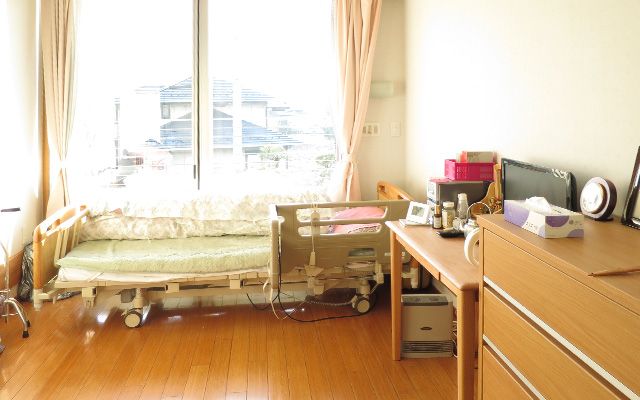 ゆったりした個室の様子 居室 窓から自然光が差し込む居室です。必要な備品が整い、快適な日々を過ごせる空間が広がっています。