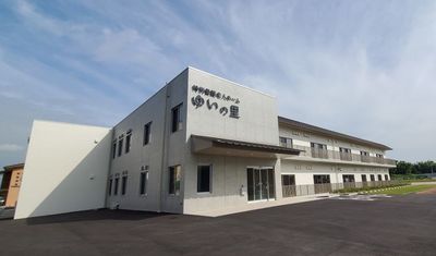 現代的な施設の外観