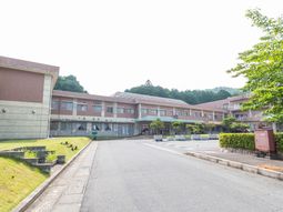 自然に囲まれた外観