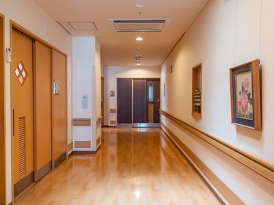 広く明るい廊下