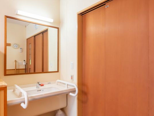 手すり付きの洗面台