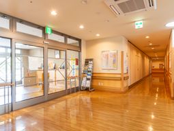 明るい廊下とエントランス