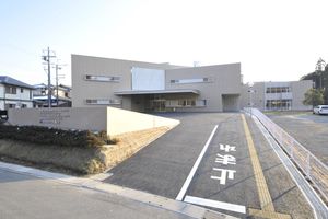 幅広いアプローチの外観