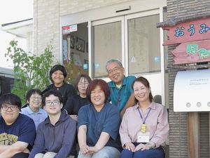 笑顔のスタッフ集合外観  