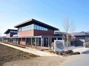 モダンな建物外観  