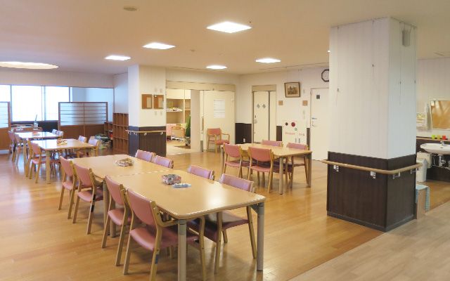ゆったりとした食堂 食堂 広々とした食堂では、さまざまな催しやお食事を通じてコミュニケーションが生まれます。