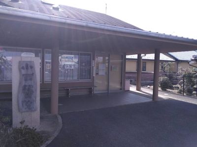 日の当たる施設の外観