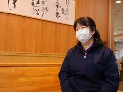 スタッフが笑顔の居室