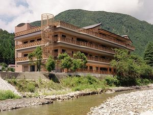 川沿いの建物外観  