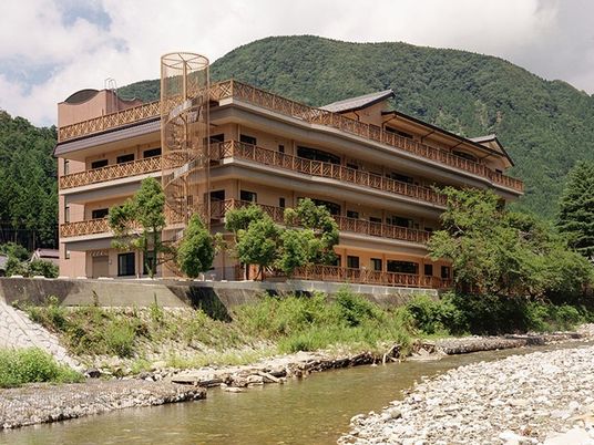 川沿いの建物外観  
