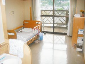 窓際の明るい居室  