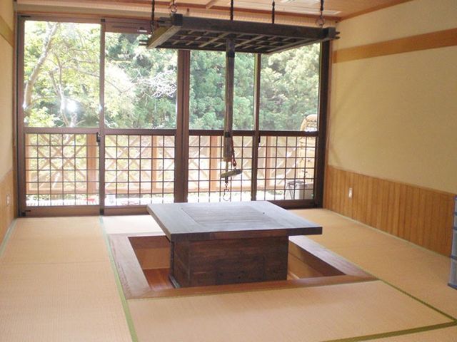 日本庭園を望む和室 和室 心地よい自然光が差し込む畳の部屋です。日本庭園を眺めながら落ち着いた時間を過ごせます。