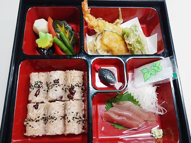色とりどりの料理の弁当 料理 彩り豊かな料理が詰まったお弁当です。きちんと栄養バランスが考えられたメニューです。