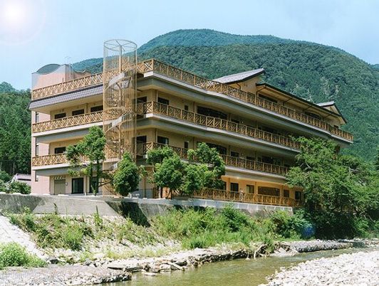 川沿いの施設外観  
