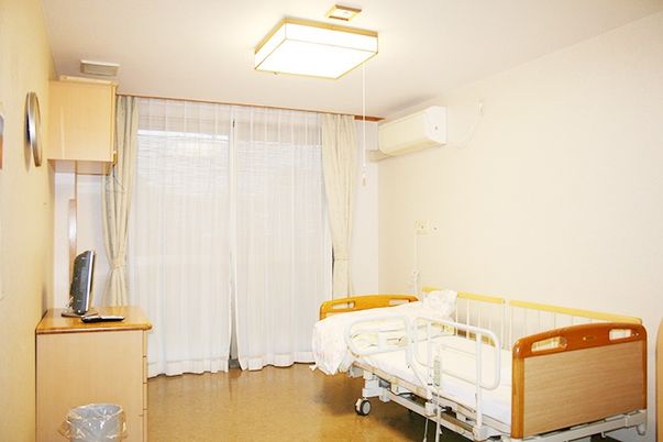 窓から自然光が入る居室