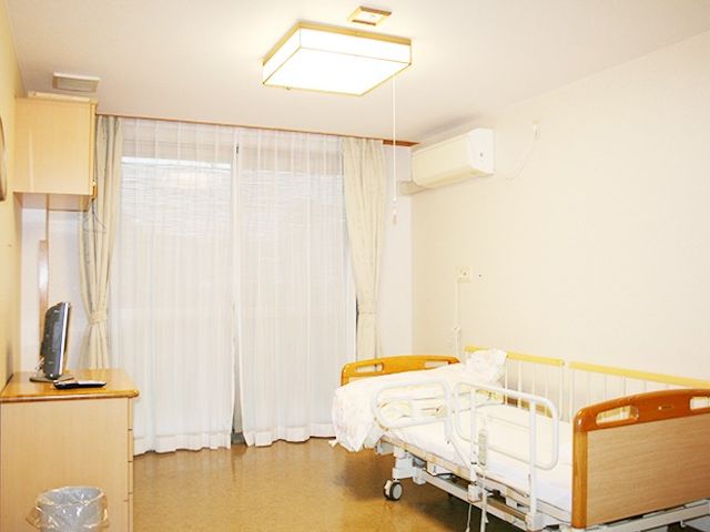 窓から自然光が入る居室 居室 窓からの自然光で明るく、エアコン完備の快適な居室です。リラックスした時間を過ごせます。