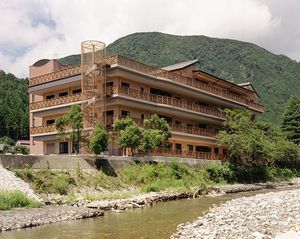 川沿いの建物外観