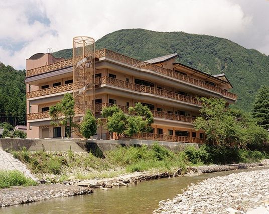 川沿いの建物外観