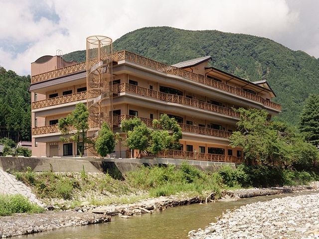 川沿いの建物外観 外観 自然豊かな環境に位置する外観です。木目調のデザインが温かみを感じさせます。