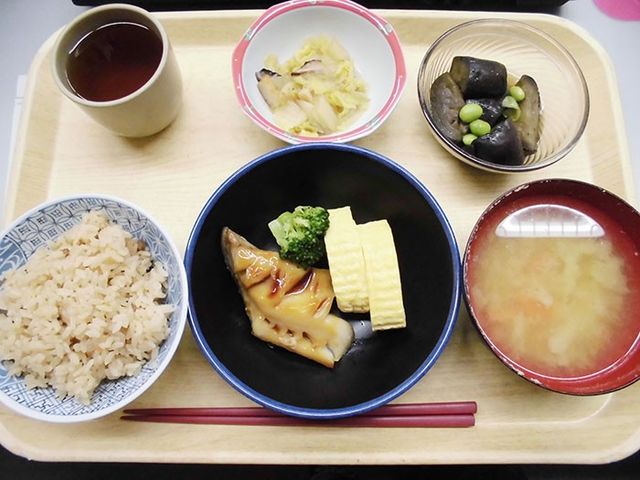 色とりどりの料理　食堂 食堂 栄養バランスの取れたメニューがあります。多様な食材を使った温かい食事を楽しめます。