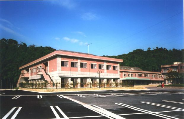 駐車場のある建物外観  