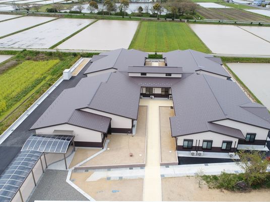 田園に囲まれた外観  