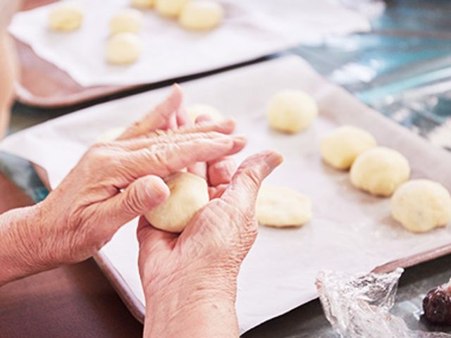 和やかな料理の様子 料理   入居者が楽しみながら料理を作るひとときです。和やかな時間が流れ、手仕事の楽しさを感じられます。