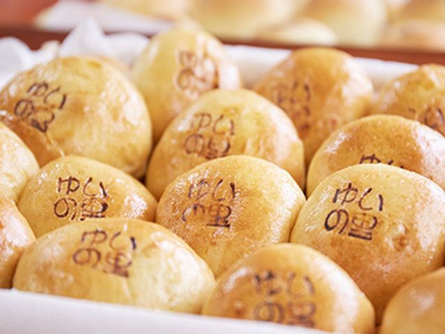焼きたてのパン 料理 ふっくらとした焼きたてのパンが揃う食事スペースです。同施設内の厨房で手作りされています。