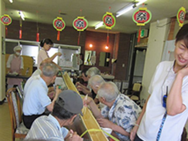 食事を楽しむ人々 ダイニングルーム みんなで楽しめる広々とした食事スペースです。会話も弾み、にぎやかに過ごせます。