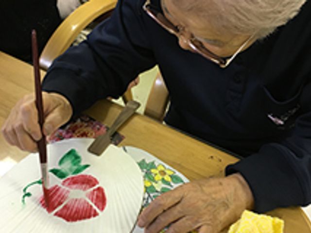 アート活動を楽しむ人 多目的室 参加者が真剣な表情で絵を描いています。手先を使った活動で、創作を楽しむことができます。