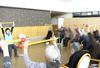 体操をする集団