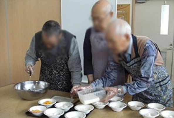 料理活動を楽しむ様子の室内