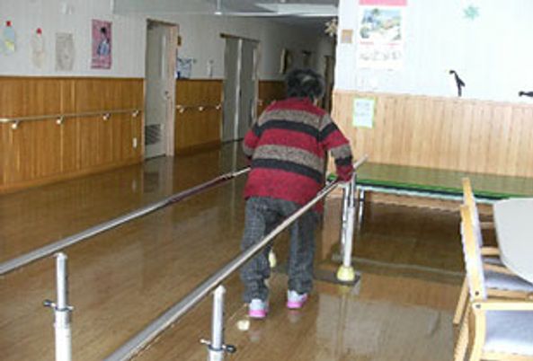 リハビリ用手すりのある廊下