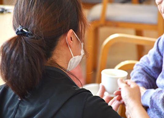 お茶を提供する様子