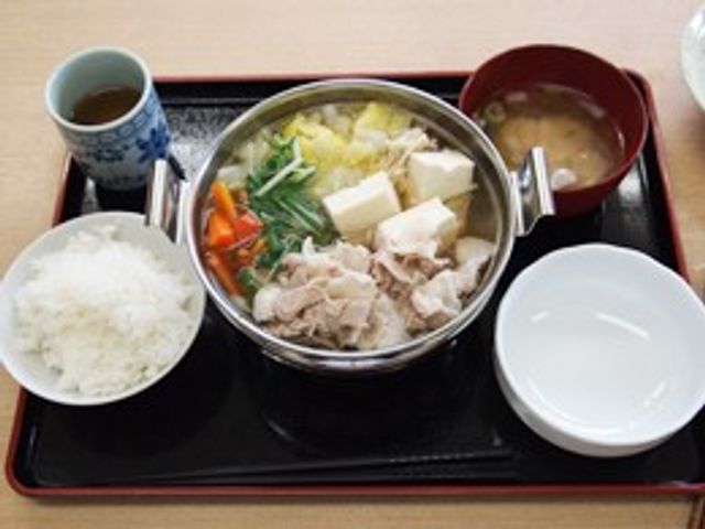 食事の配膳例 ダイニングルーム 温かみのある食事が提供されています。栄養豊富なメニューで、安心してお仕事ができそうです。